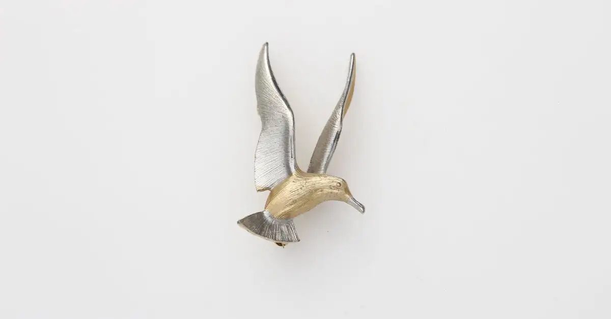 Broches maken comeback als verrassende accessoire in de wintercollecties